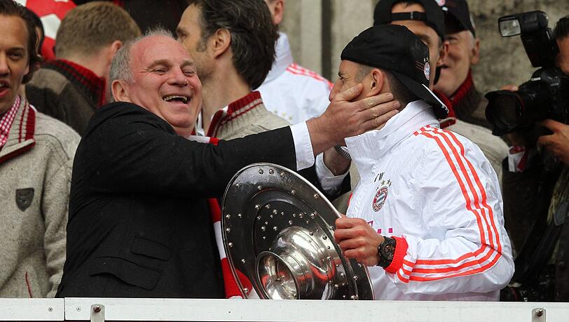 Freudenrausch bei Uli Hoeneß: Am 2. Juni 2013 feiert der FC Bayern das historische Triple auf dem Münchner Rathausbalkon. Hier flachst der Präsident mit Franck Ribéry, einem seiner Lieblinge. Der FC Bayern an der Spitze des europäischen Klubfußballs, Uli Hoeneß als Macher am Ziel seiner Träume.