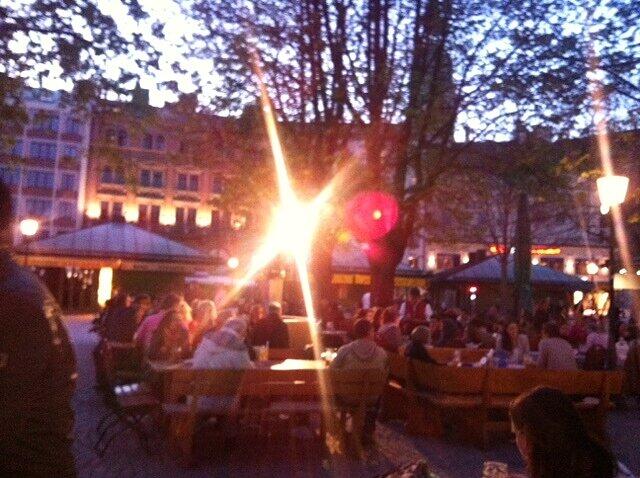 Langsam wird es am Viktualienmarkt dunkel. Kurz nach halb neun Uhr ging das Licht an.