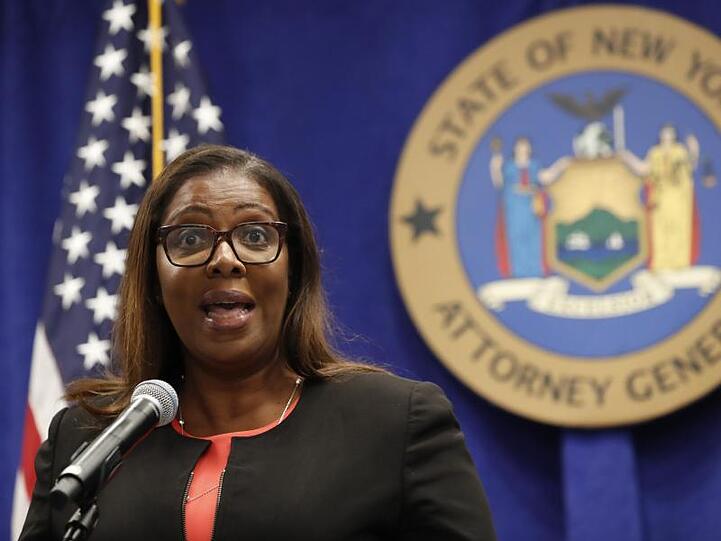 Nach 18-monatigen Ermittlungen erhebt die Generalstaatsanwältin des US-Bundesstaats New York, Letitia James, Anklage gegen die mächtige Waffenlobby-Organisation NRA, um ihre Auflösung zu erreichen.