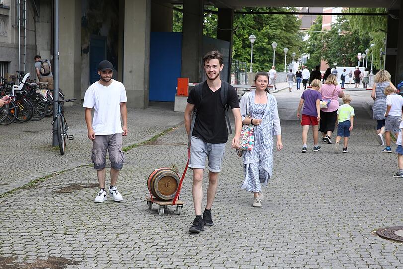 Daniel rollt ein neues Fass heran.