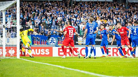 Eintracht Frankfurt setzte sich souverän bei den Stuttgarter Kickers durch.