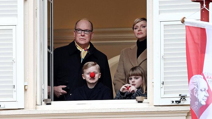 Grimassen-Auftritt in Monaco: Der Sohn von Albert und Charlène zeigt sich mit roter Clown-Nase.