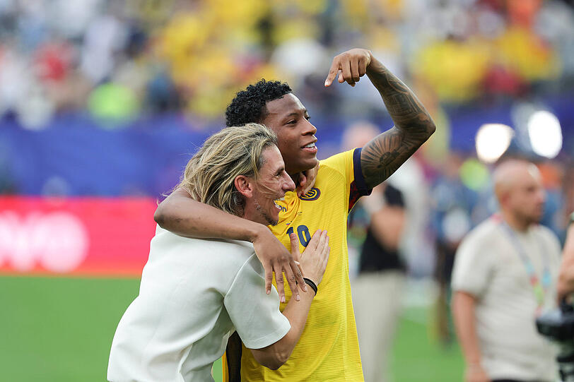 Ecuadors Trainer Sebasti&aacute;n Beccacece und Gonzalo Plata cfeiern ihren Sieg gegen Deutschland.