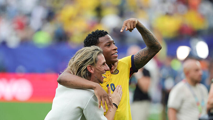 Ecuadors Trainer Sebasti&aacute;n Beccacece und Gonzalo Plata cfeiern ihren Sieg gegen Deutschland.