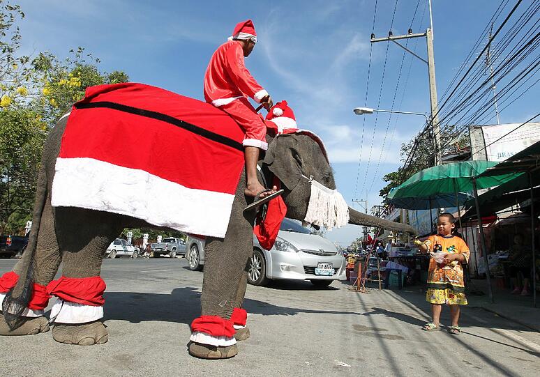Das Elephanten-Verkleiden hat in Bangkok Tradition ist jedes Jahr zu Weihnachten ein großer Spaß für die Kinder.