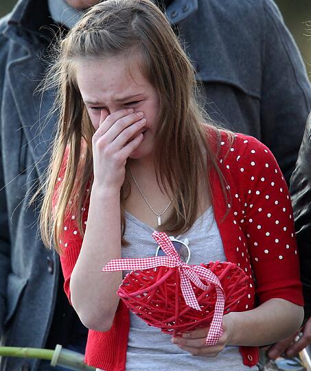Der schwerste Gang der Angehörigen: Eltern, Verwandte und Freunde haben den Tunnel besucht, in dem 28 Menschen, darunter 22 Kinder in der Schweiz ums Leben gekommen sind. Ganz Belgien und die Schweiz versinkt in tiefer Trauer. Die Bilder