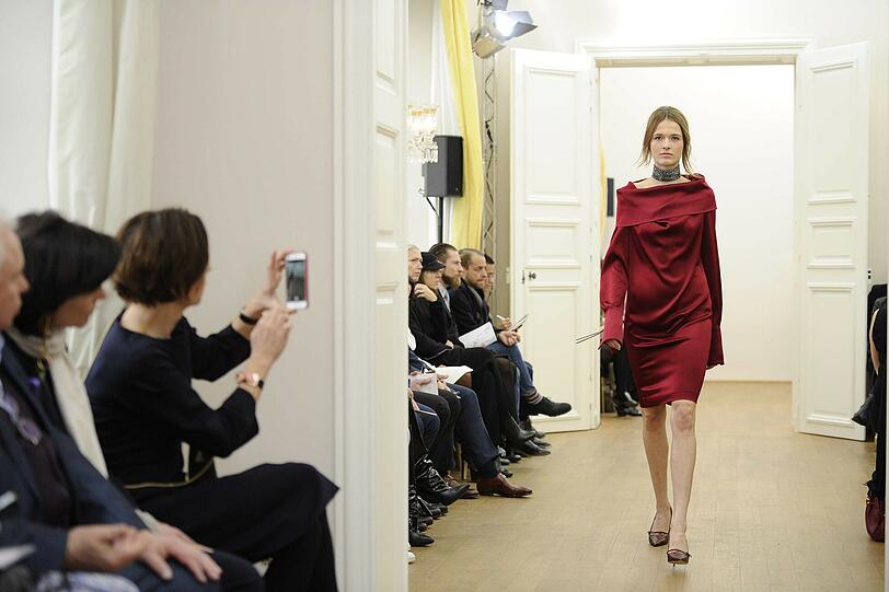 Models präsentieren die neue Herbst/Winter-Kollektion von Escada