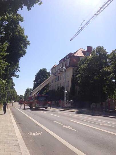 Am Nachmittag fuhr die Hebebühne wieder zurück - Die Polizei hatte dem Mann ein Handy per Seil und Turnbeutel zukommen lassen.