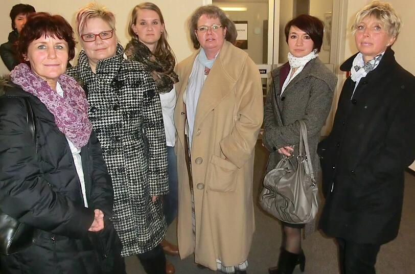 Kämpfen gegen ihre Kündigungen: Die sechs Harlachinger Kinderkrankenschwestern im Arbeitsgericht.