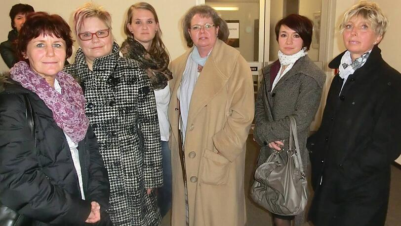 Kämpfen gegen ihre Kündigungen: Die sechs Harlachinger Kinderkrankenschwestern im Arbeitsgericht. Kämpfen gegen ihre Kündigungen: Die sechs Harlachinger Kinderkrankenschwestern im Arbeitsgericht.