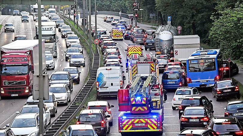 Eine vernünftige Rettungsgasse sieht anders aus: Der Löschzug kommt minutenlang nicht durch den Verkehr.