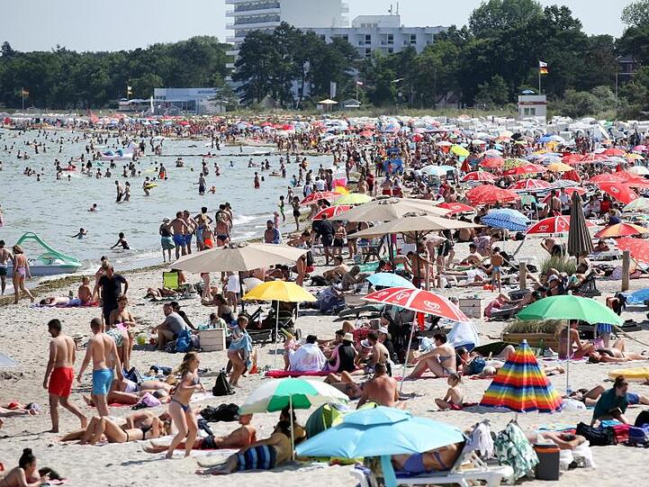 Badegäste am Timmendorfer Strand an der Ostsee.