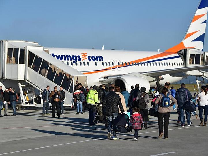 Freiwillige Ausreise: Abgelehnte Asylbewerber aus Albanien und dem Kosovo gehen auf dem Kassel-Airport in Calden zum Flieger.