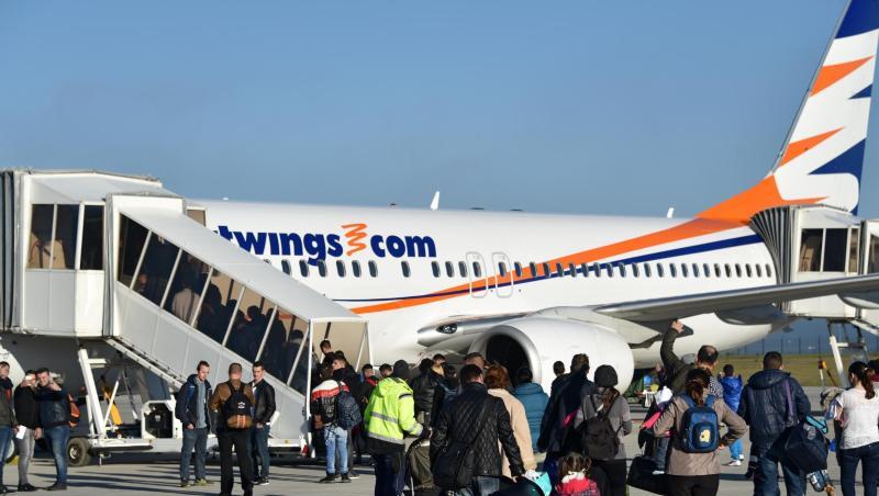 Freiwillige Ausreise: Abgelehnte Asylbewerber aus Albanien und dem Kosovo gehen auf dem Kassel-Airport in Calden zum Flieger. Freiwillige Ausreise: Abgelehnte Asylbewerber aus Albanien und dem Kosovo gehen auf dem Kassel-Airport in Calden zum Flieger.