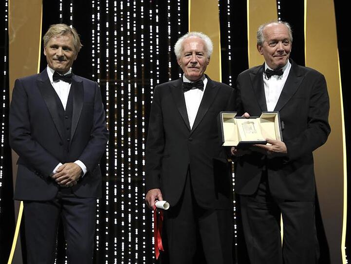 Viggo Mortensen freut sich mit Jean-Pierre & Luc Dardenne (r), die als beste Regisseure geehrt wurden.