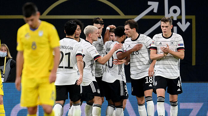 Goretzka und Werner machen's klar. Die DFB-Elf feiert den Sieg gegen die Ukraine.