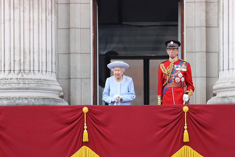 Da ist sie! Die Queen zeigt sich auf dem Balkon.
