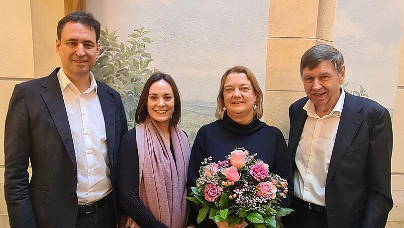 Claudia Küng (Mitte mit Blumen), der Bezirksvorsitzende der CSU München, Staatsminister Georg Eisenreich (links) und die Kreisvorsitzenden des KV 6, Stadträtin Veronika Mirlach (2. v. l.) und KV 4, Curt Niklas.