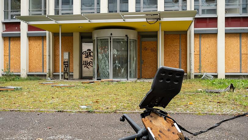 Die ehemaligen Siemenswerke in Obersendling stehen seit über sieben Jahren leer. 2022 gab es noch Zwischennutzungen, seit Januar 2023 sind alle Gebäude von Strom und Wasser getrennt. 1370 Wohnungen sollen hier entstehen.
