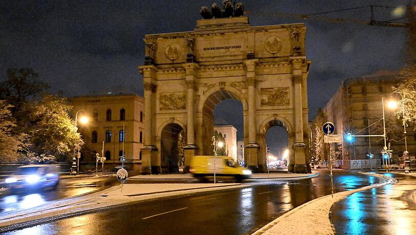 Im Bundestagswahlkampf 2025 machten die Grünen am Münchner Siegestor Werbung für ihren Kanzlerkandidaten Robert Habeck. Die Aktion war von der Stadt nicht genehmigt und hat ein Bußgeld zur Folge. (Archivbild) Im Bundestagswahlkampf 2025 machten die Grünen am Münchner Siegestor Werbung für ihren Kanzlerkandidaten Robert Habeck. Die Aktion war von der Stadt nicht genehmigt und hat ein Bußgeld zur Folge. (Archivbild)