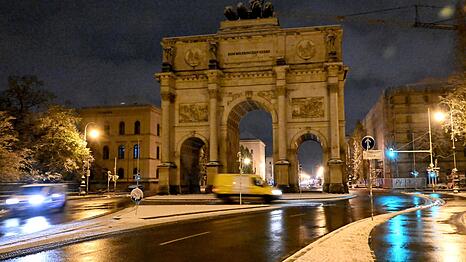 Im Bundestagswahlkampf 2025 machten die Gr&uuml;nen am M&uuml;nchner Siegestor Werbung f&uuml;r ihren Kanzlerkandidaten Robert Habeck. Die Aktion war von der Stadt nicht genehmigt und hat ein Bu&szlig;geld zur Folge. (Archivbild)