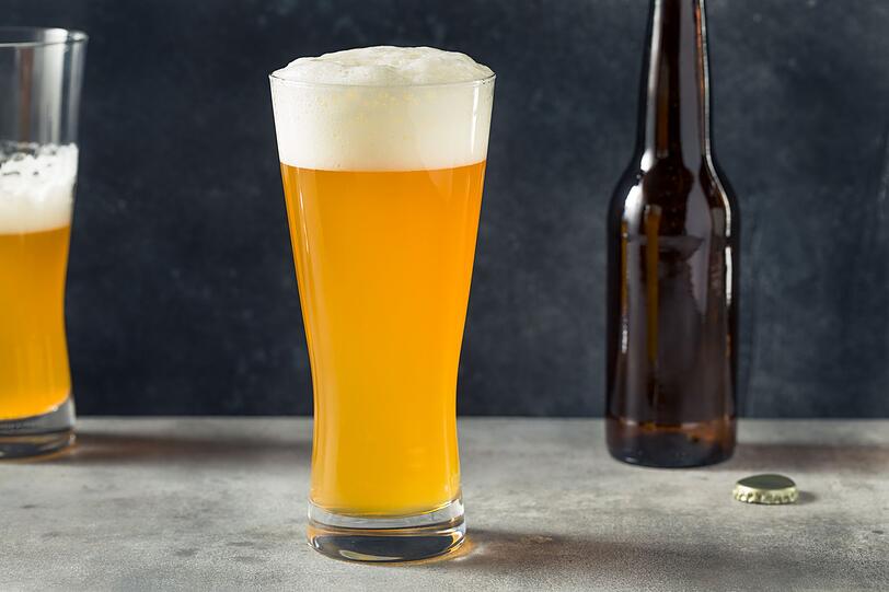 Das Kellerbier ist ein echter Naturbursche. Unfiltriert und hefetrüb bleibt es nahe am Ursprung des Brauens. Es schmeckt vollmundig, leicht malzig und wunderbar weich im Abgang. Ob man es nun Zwickel, Zoigl oder Kellerbier nennt - die naturtrüben Biere sind eine beliebte Alternative zu den Klassikern und bringen die Braukunst direkt ins Glas. Das Kellerbier ist ein echter Naturbursche. Unfiltriert und hefetrüb bleibt es nahe am Ursprung des Brauens. Es schmeckt vollmundig, leicht malzig und wunderbar weich im Abgang. Ob man es nun Zwickel, Zoigl oder Kellerbier nennt - die naturtrüben Biere sind eine beliebte Alternative zu den Klassikern und bringen die Braukunst direkt ins Glas.