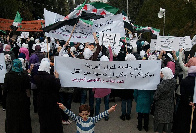 Trotz der Beobachtermission in Syrien sind bei einem erneuten Gewaltausbruch landesweit angeblich mindestens 13 Menschen getötet worden.