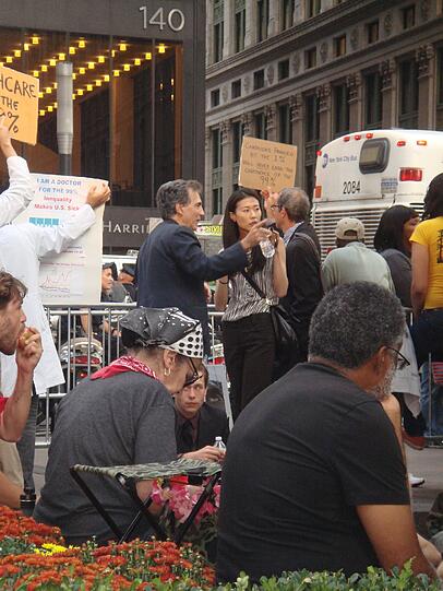 Die Occupy-Bewegung an der New Yorker Wall Street kämpft kurz vor den US-Wahlen mit neuer Stärke weiter. Sie fordern mehr soziale Gerechtigkeit.