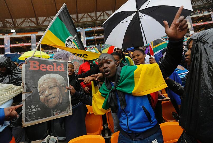 Südafrika verabschiedet sich von Nelson Mandela. Um 14 Uhr MEZ beginnt die gigantische Trauerfeier, die auf 90 Leinwände im Land übertragen wird. So langsam füllen sich die Plätze im Land. Hier die Bilder...