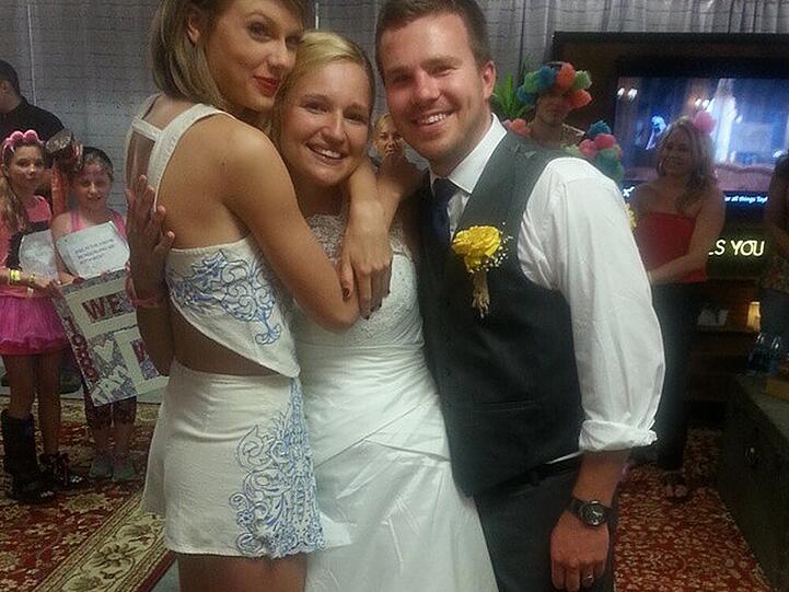 Taylor Swift (l.) herzt ihre Fans Katy und Chris Eisenmann