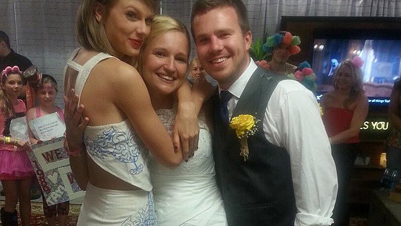 Taylor Swift (l.) herzt ihre Fans Katy und Chris Eisenmann Taylor Swift (l.) herzt ihre Fans Katy und Chris Eisenmann