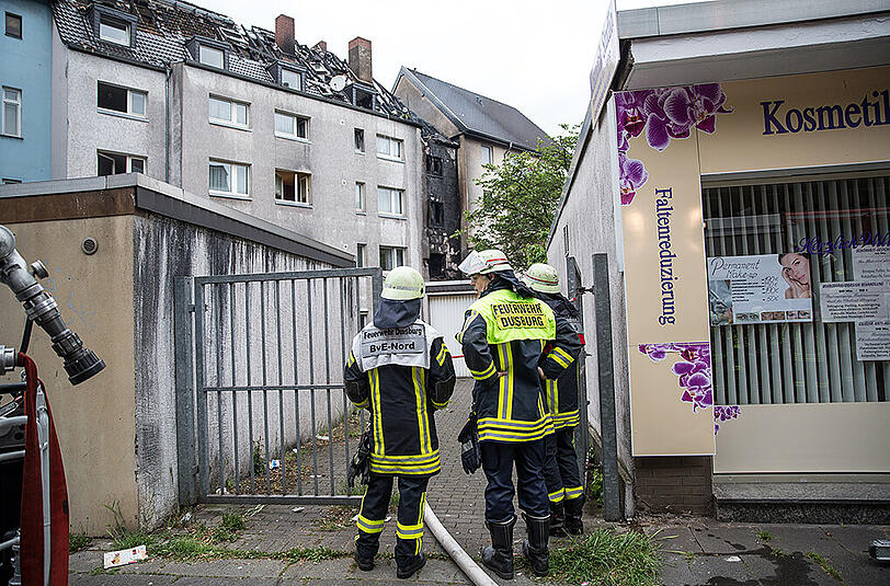 In Duisburg sind bei einem Wohnhaus-Brand zwei Menschen ums Leben gekommen.
