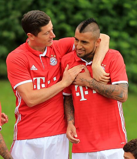 Na komm mal her du Kleiner... Robert Lewandowski nimmt sich Arturo Vidal zur Brust.