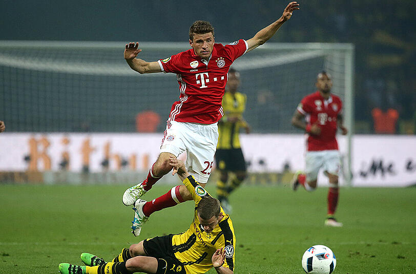 Bayerns Thomas Müller, hier im Duell mit Sven Bender von Borussia Dortmund.