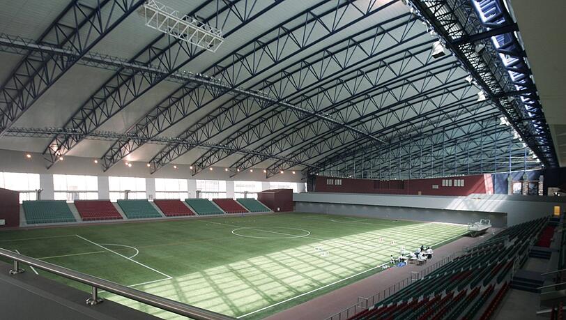Die Aspire Academy verfügt über die größte Sporthalle der Welt, darin befindet sich unter anderem ein ganzer Fußballplatz. Die Aspire Academy verfügt über die größte Sporthalle der Welt, darin befindet sich unter anderem ein ganzer Fußballplatz.