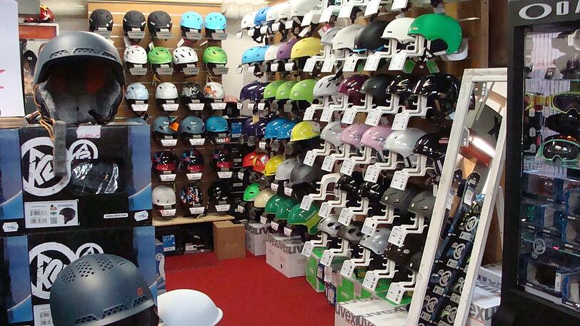 Helme, Schuhe, Boards, Ski, Kleidung - der Bikemax/Skimax hat eine riesige Auswahl.