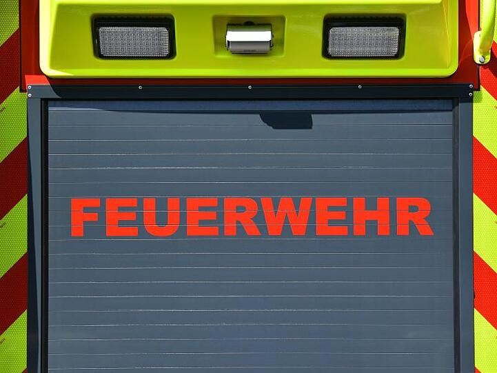 Der Schriftzug "Feuerwehr" ist auf einem Einsatzfahrzeug angebracht. Foto: Martin Schutt/dpa-Zentralbild/dpa/Archivbild