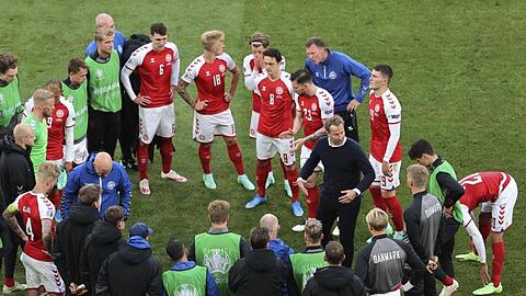 Trainer Kasper Hjulmand von Dänemark spricht während der Halbzeitpause mit seinen Spielern.