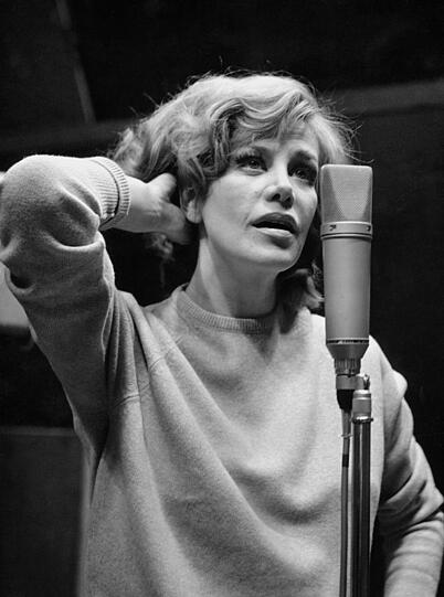 Hildegard Knef bei Aufnahmen im WDR-Studio.