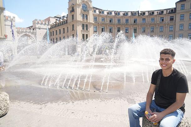 Filmemacher Ahmed (20) am Stachusbrunnen.