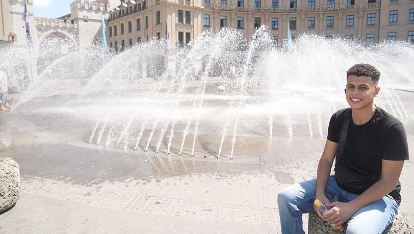 Filmemacher Ahmed (20) am Stachusbrunnen.