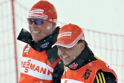 Jochen Behle (r.) ist seinen ungeliebten Frauen-Trainer Ismo Hämäläinen los.