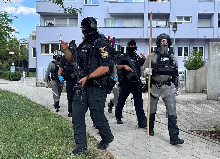 Die Polizei war mit vielen Kräften vor Ort. Die Polizei war mit vielen Kräften vor Ort.