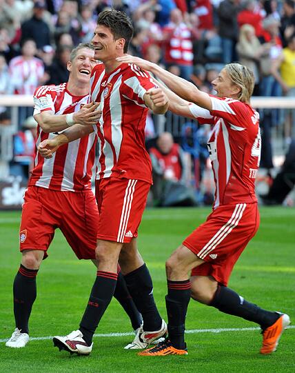 ANATOLIY TYMOSHCHUK Note 2
Jonker setzt auf den Ukrainer. Der bedankte sich auf seiner Lieblingsposition vor der Abwehr mit einer brillanten Kampfleistung, stark als Balldieb, langte auch mal rustikal hin. Mit einem Gaal-Wort: Unglaublich!