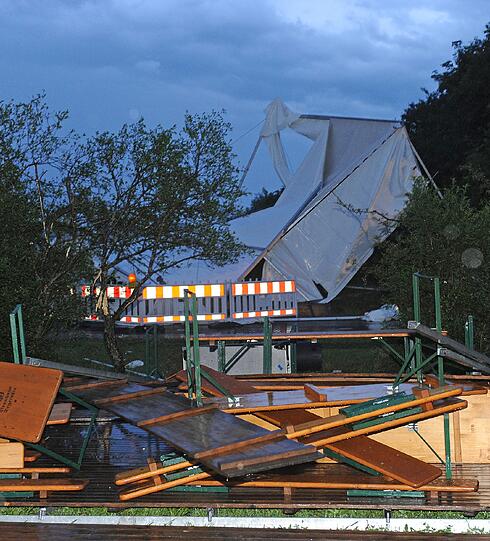 Dieses Festzelt im oberbayerischen Raisting konnte der Unwetterfront, die gestern über Bayern hinweg tobte, nicht standhalten.