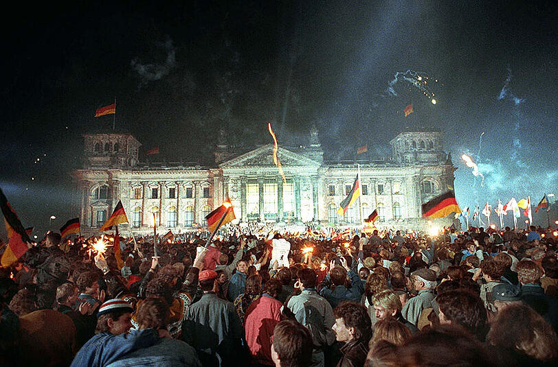 Feier am Tag der Deutschen Einheit am 3. Oktober 1990 vor dem Reichstag in Berlin.