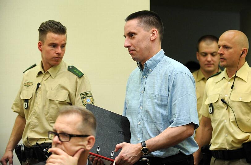 Er versteckt sein Gesicht nicht: Der Angeklagte Ralf Wohlleben (38) betritt am elften Verhandlungstag den Gerichtssaal.