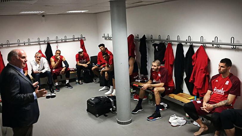 Spricht dem Team vor Partie vier gegen Frankfurt Mut zu: Bayerns Präsident Uli Hoeneß (links).
