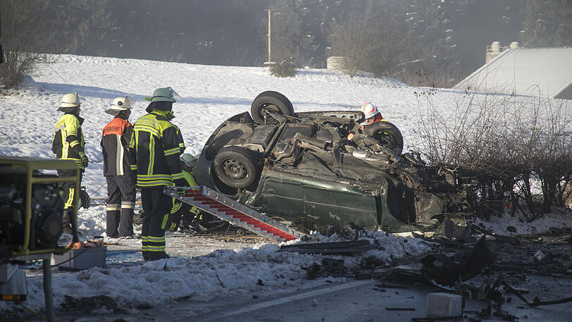 Beide Autos sind vollkommen zerstört, die Fahrer erlitten schwerste Verletzungen. Die Bilder vom Unfallort in Nußdorf.