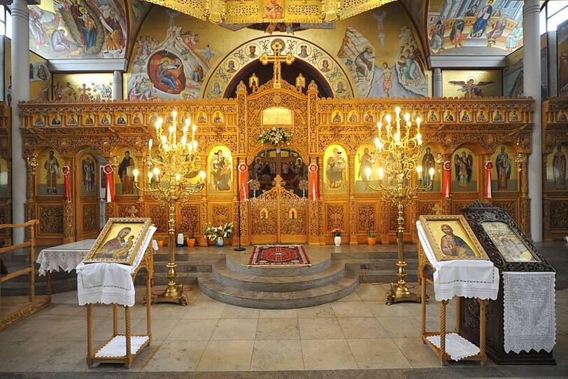 Aus Eichenholz wurde die Ikonostase im Altarraum gefertigt. Sie zeigt unter anderem die vier Evangelisten und die Erzengel.